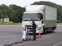 ハザード点滅＆ホーン鳴りっぱなしの車は緊急事態…三菱ふそうの安全支援装備を体験［動画］ 画像