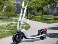 BMWが電動キックボード提案、持ち運びやすさと乗り心地の両立目指す…欧州発表 画像