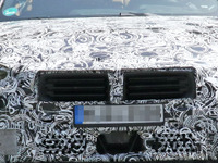 BMW M2クーペ 新型、登場は2022年末か? 専用キドニーグリルを激写 画像