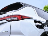三菱 アウトランダーPHEV 新型、国内発売は今冬に決定…7人乗りも可能に 画像
