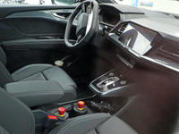 「上海」の名は受け継がれるか？ アウディの新型電動SUV、車内の激写に成功 画像