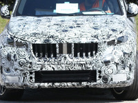 BMW X1 次期型プロトタイプ、ついに最終ヘッドライト装着！湾曲ディスプレイも搭載か 画像