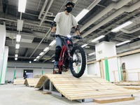 電動バイク専用インドアスポーツ施設がオープン　日本初 画像