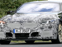 BMW 8シリーズクーペ、大幅改良で初の電動化か？ プロトタイプをスクープ 画像