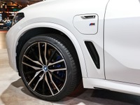 ピレリの世界初「森を守る」タイヤ、BMW X5 のPHVに純正採用…IAAモビリティ2021 画像