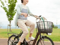免許返納後の移動手段に、あさひがシニア向け電動アシスト自転車発売へ 画像