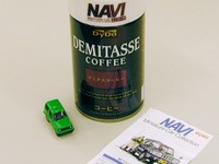 『NAVI』が缶コーヒー業界に進出か? ミニカーはわかるけど 画像