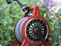 アルミホイールみたいなホースリール登場、ガレージをスタイリッシュに 画像