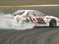 【D1 第7戦】写真蔵…各車ドリフトので競演 画像