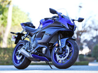 【ヤマハ YZF-R7 開発者に聞く】「長いバンクセンサーは限界域の高さの裏返し」MT-07との違いとは 画像