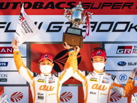 【SUPER GT 第8戦】au TOM'S GR Supra（関口雄飛／坪井翔）が優勝、ランキング4位から大逆転チャンピオン 画像