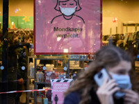 新変異株「オミクロン株」世界で感染拡大、日本も警戒最高レベルに引き上げ［新聞ウォッチ］ 画像