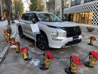 新型 アウトランダーPHEV、Xmasツリーを点灯…東京都心で社会実験　12月2日から 画像