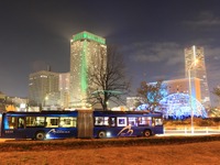 「ベイサイドブルー」と「あかいくつ」、イルミネーション仕様で夜の横浜を走る 画像