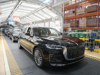 お手並み拝見!? 大阪に初の『紅旗』販売店オープン［新聞ウォッチ］ 画像