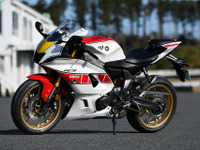 赤のスピードブロックが映える！ヤマハ『YZF-R7』WGP参戦60周年カラーにシビれる［詳細画像］ 画像