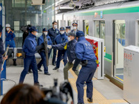 電車内で不審者が刃物を振り回し放火…東京メトロで異常時想定訓練 画像