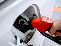 政府、ガソリン急騰抑制初の発動へ…元売りにリットルあたり最大5円分補助［新聞ウォッチ］ 画像
