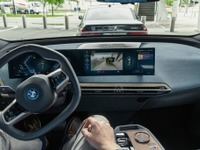 BMWの電動SUV『iX』、新開発の自動駐車システム初設定　3月から欧州で 画像