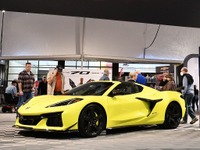 シボレー コルベット に670馬力の『Z06』新型、量産第一号車が360万ドルで落札 画像