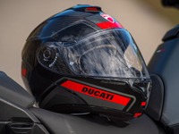 ドゥカティ、ツーリング用ヘルメット発表…スマホとBluetooth接続可能 画像