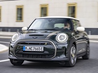 MINIのEV、JCWのグリーンで塗装…「Resolute Edition」を欧州発表 画像