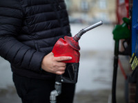ガソリン価格高騰に歯止めを、民間の石油備蓄義務4日分引き下げ 画像