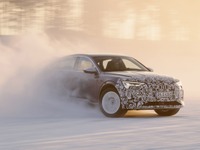 アウディの高性能電動SUVクーペ、改良新型は顔が変わる？…プロトタイプが雪上テスト 画像