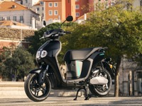バッテリー着脱できるヤマハの電動スクーター『NEO'S』、欧州発売へ…航続距離は約37km 画像