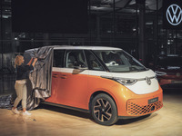 【VW ID.Buzz】ツートンカラー内外装4種類を選択可能 画像