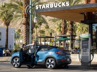 コーヒーを飲みながらEVを急速充電…ボルボカーズとスターバックスが米国で提携 画像