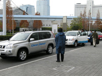 【エコプロダクツ08】エコカーの乗車体験は約30分待ち 画像
