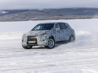 メルセデスベンツ『EQS SUV』、雪上や砂漠で開発テスト…プロトタイプ 画像