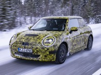 MINI ハッチバック 次期型、EVプロトタイプの写真…内燃エンジン車も設定へ＜速報＞ 画像