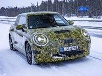 MINI 次期型、ゴーカート感覚求めて…EVプロトタイプが氷雪路でテスト 画像