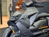 SFアニメから飛び出した!? BMWの新型電動スクーター『CE 04』がすごい…東京モーターサイクルショー2022 画像