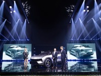 ロータス初の5ドアで非スポーツカー、『エレトレ』ワールドプレミア 画像