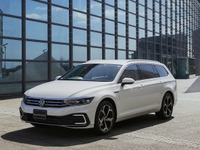 VWのPHEVワゴン『パサート GTE ヴァリアント』発売、バッテリー3割増強　年内供給は約50台のみ 画像