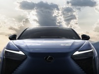 レクサス初のEV専用車『RZ』、4月20日発表へ…「ヨークステアリングホイール」採用 画像