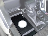 トヨタ ランクル300 のコンソールトレイをiPhone充電スタンドに 画像