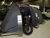 バイクを守る＆一緒に寝られるテント：プロト…ビークルスタイル 画像