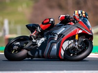 ドゥカティの電動バイクレーサー、テストの最初の段階は順調…2023年から供給へ 画像