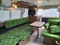 路面電車を再現したキャンピングカー…広島電鉄5100形のシート、吊手、路線図を装備 画像
