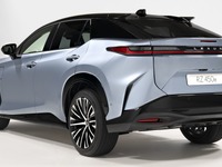 レクサス初のEV専用車『RZ』、大胆ツートンを設定…欧州は年内に納車開始 画像