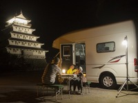 「島原城の城キャン」天守閣間近で特別な車中泊体験…常設キャンピングトレーラーも用意 画像