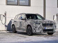 BMW X1 次期型のEV、プロトタイプの写真…2022年秋にモデル発表へ 画像