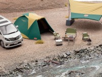 自宅のテーブルでオートキャンプ、コールマンのテントやギアを1/43スケールで再現 画像