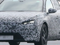 プジョー初のクーペSUVは「408クロス」？ 気になるプロト車両を鮮明にスクープ 画像