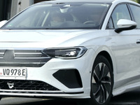 VWセダンの歴史が動く…！新型電動セダンの室内空間は『フェートン』並み、デビューは2023年か 画像