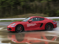 不意に車がスピン、コントロールを失った! どうする?…ポルシェが体験施設をオープン 画像